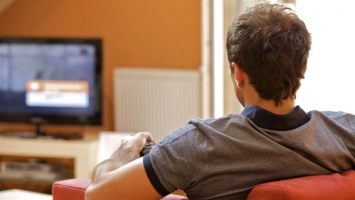 Top 10 Tác hại của việc xem TV quá nhiều đối với sức khỏe bạn nên biết