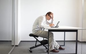 Top 6 Tác hại của ngồi sai tư thế khi làm việc – ngồi cong lưng