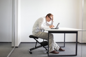 Top 6 Tác hại của ngồi sai tư thế khi làm việc – ngồi cong lưng